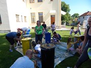 Společné odpoledne rodičů a dětí - natírání popelnic